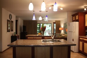 冷蔵庫、電子レンジ、食器洗い機、コーヒー / ティーメーカー