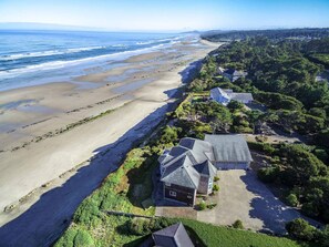 On the beach - Ocean Front Home With Spectacular Views! Dog Friendly! (Seal Rock)