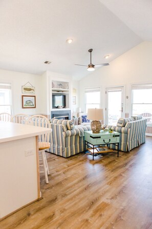 Smart TV, Netflix, DVD player, books - ☀️Oceanside getaway -  pool & hot tub. August & Sept available!☀️ (Nags Head)