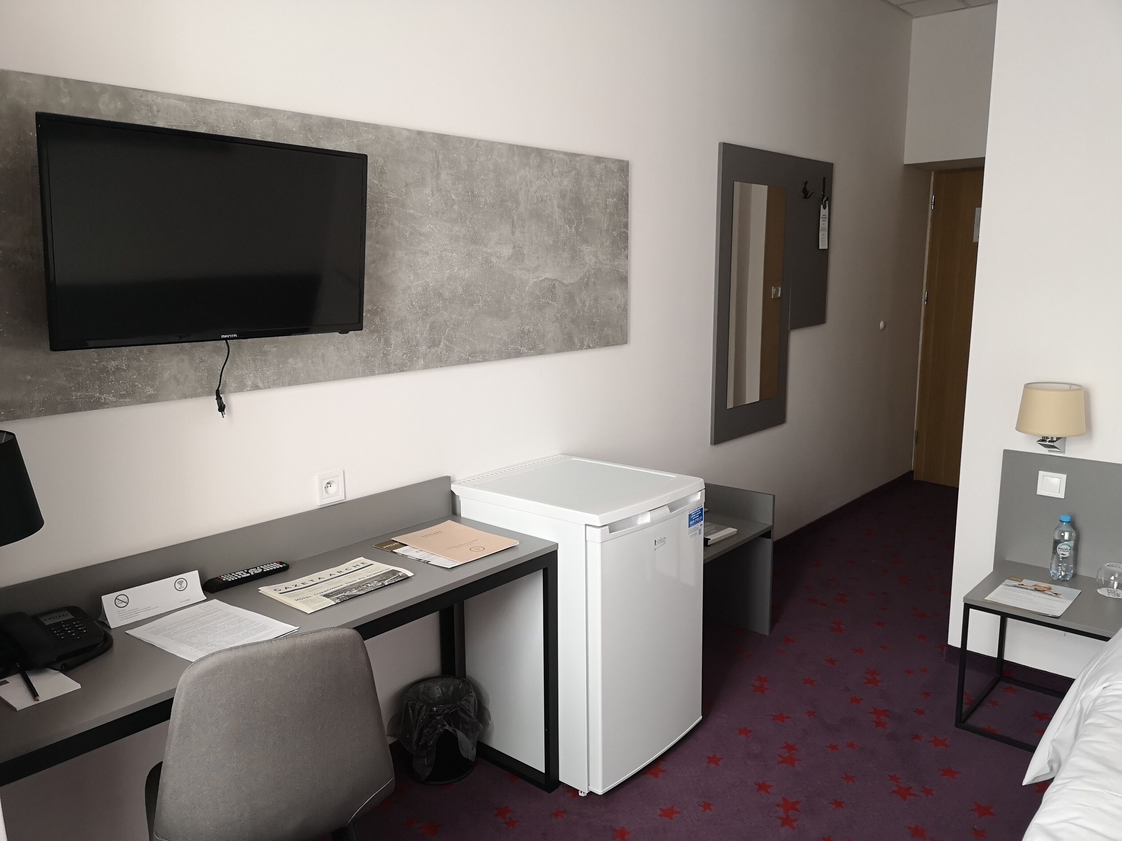 single room, kitchenette | living area | flat-screen tv