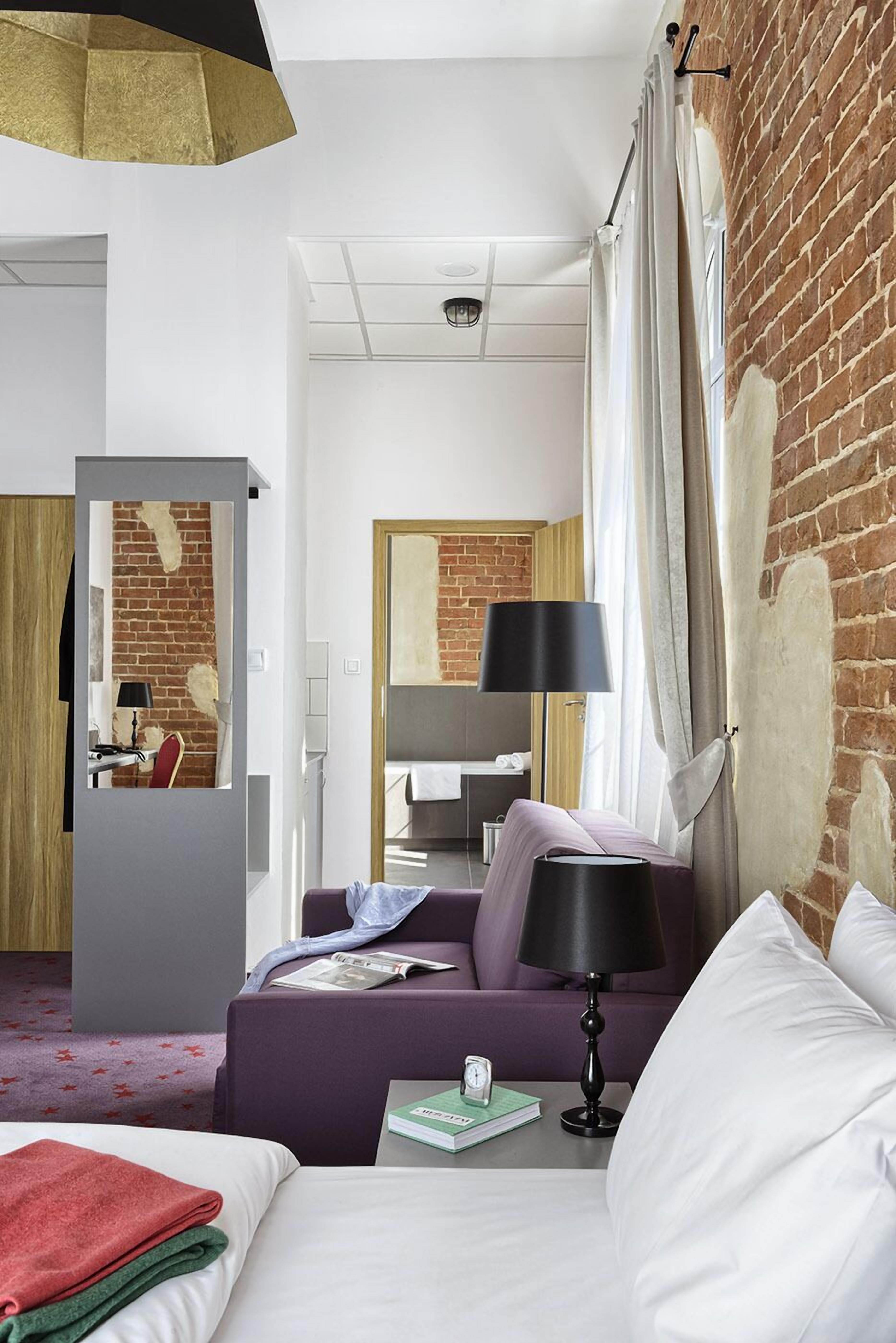 Een kluis op de kamer, een bureau, geluiddichte muren