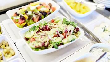 Daily buffet breakfast (PLN 59.00 per person)