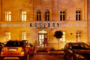 住宿正面 - 傍晚/夜晚