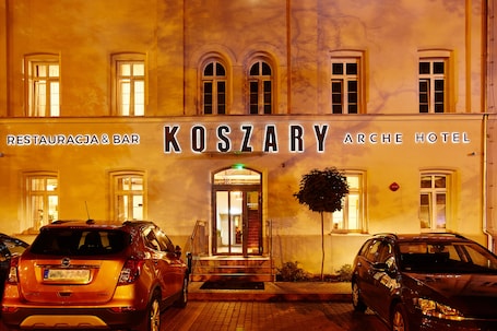 Vista frontal de la propiedad por la tarde o noche