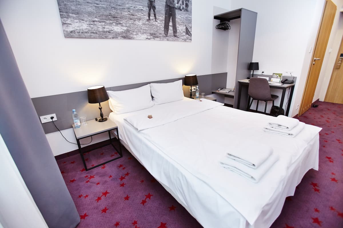 Double Room, 1 Double Bed | In-room safe, desk, soundproofing, iron/ironing board