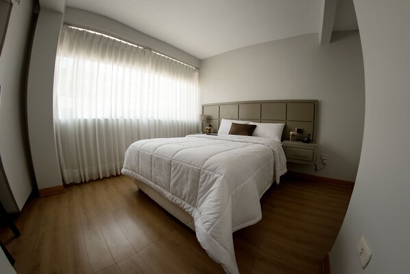 Minibar, free WiFi, bed sheets