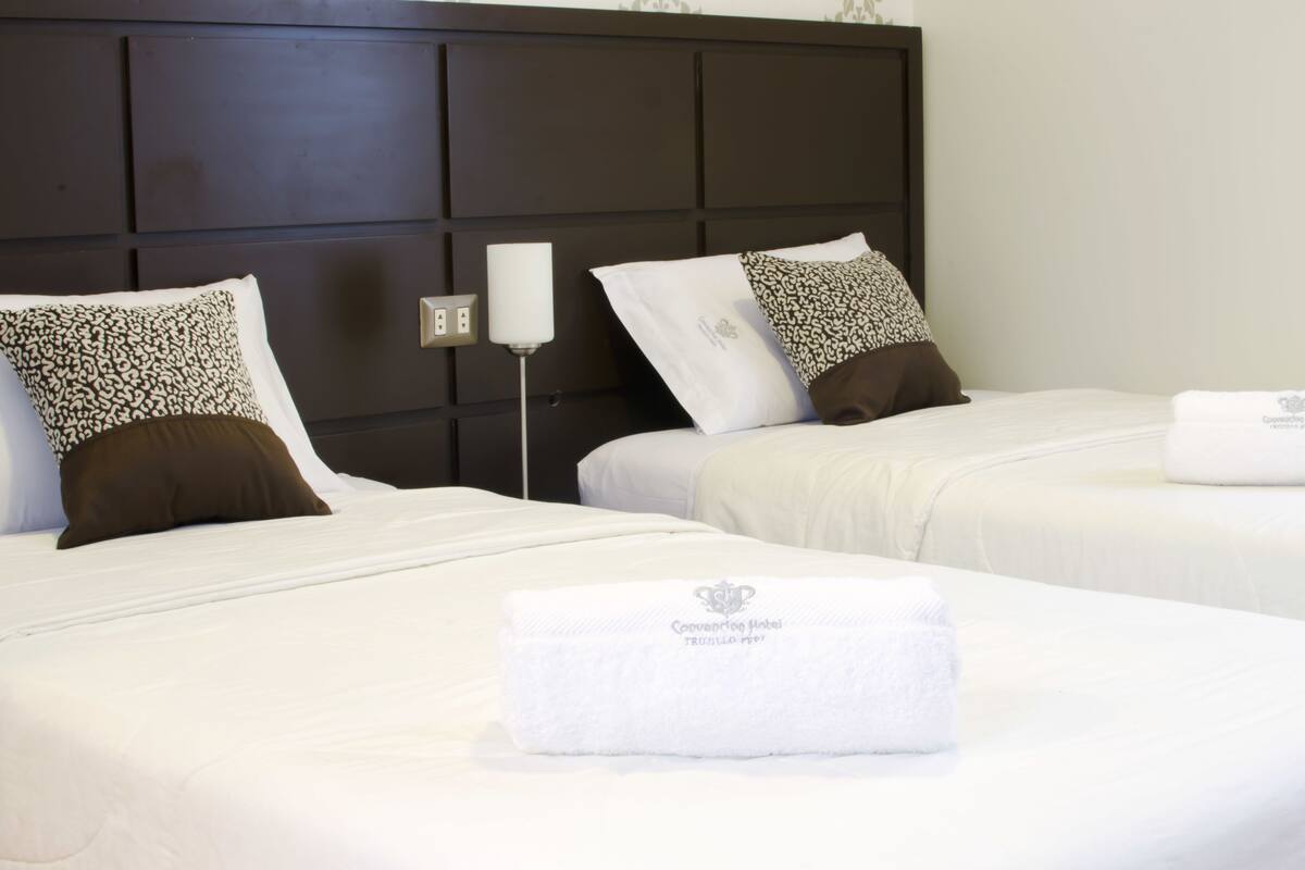 Minibar, wifi gratis y ropa de cama