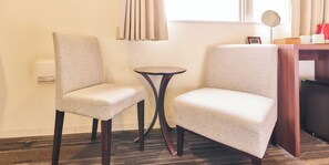  デスク、WiFi (無料)