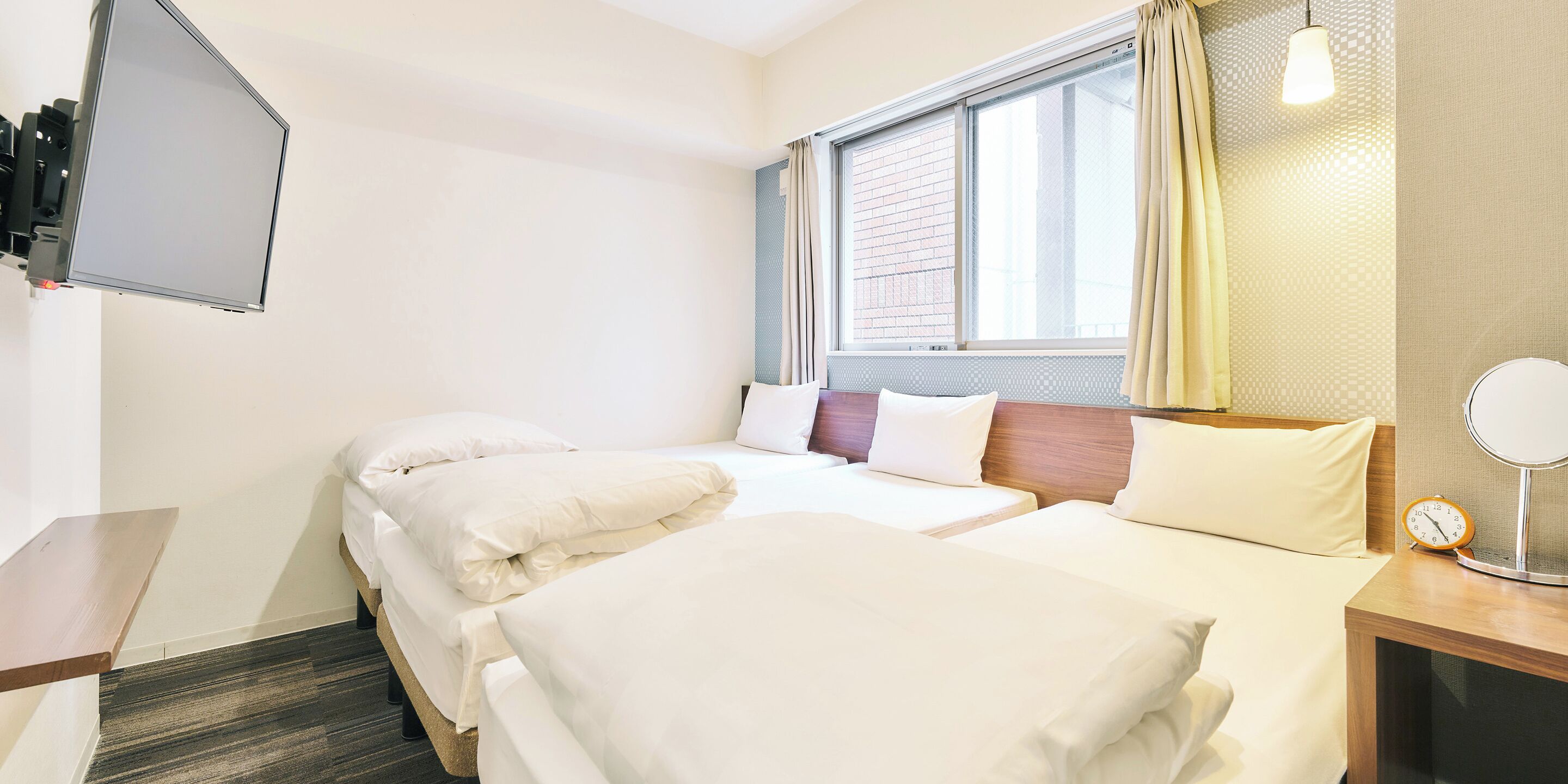 办公桌、免费 WiFi