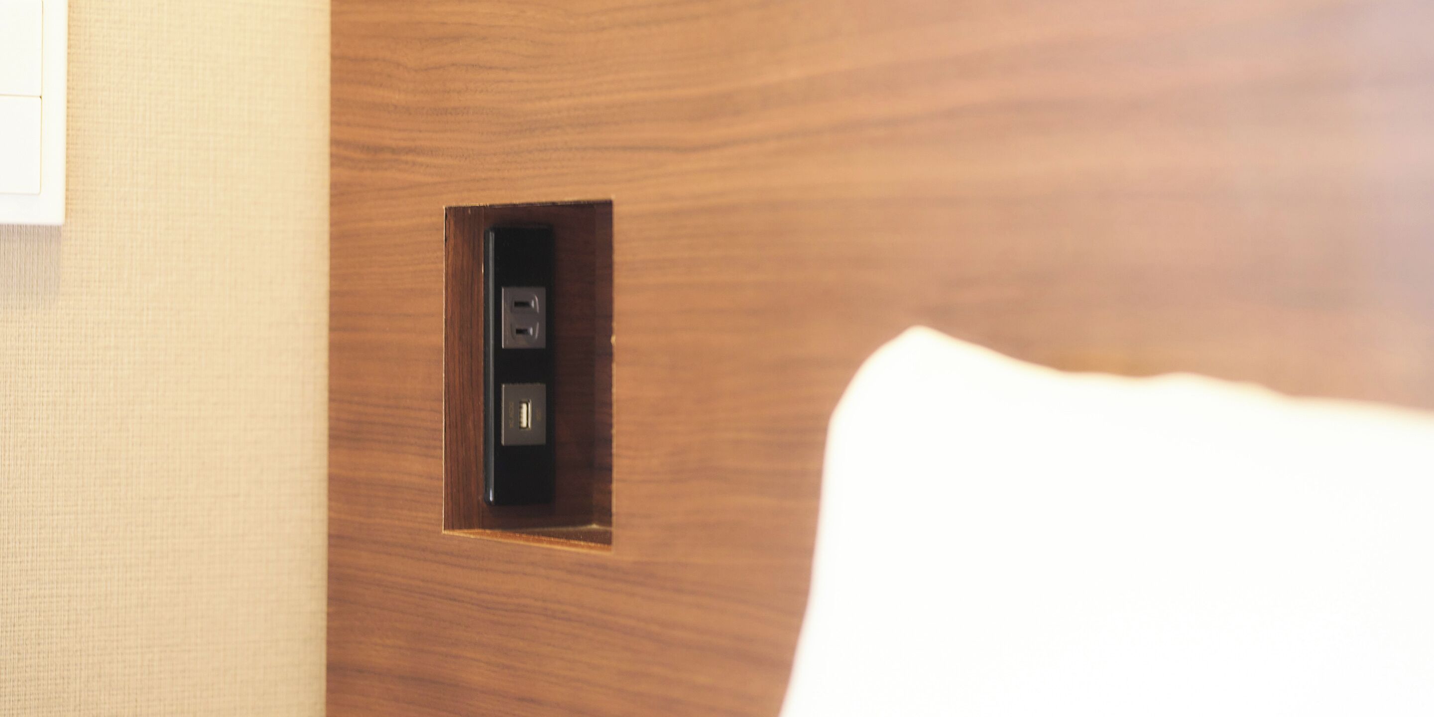 Una puerta de madera con toma de corriente incorporada.