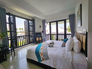 Kahden hengen deluxe-huone, parveke | Ylelliset vuodevaatteet, untuvapeitot, pillowtop-patjalliset sängyt