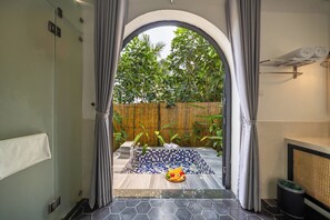 ファミリー デュープレックス ガーデンビュー | バスルーム | バスアメニティ (無料)、ヘアドライヤー、バスローブ、スリッパ