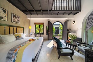 高級寝具、羽毛の掛け布団、ピロートップベッド、ミニバー