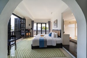 Deluxe tweepersoonskamer, balkon | Luxe beddengoed, donsdekens, pillowtop-bedden, een minibar