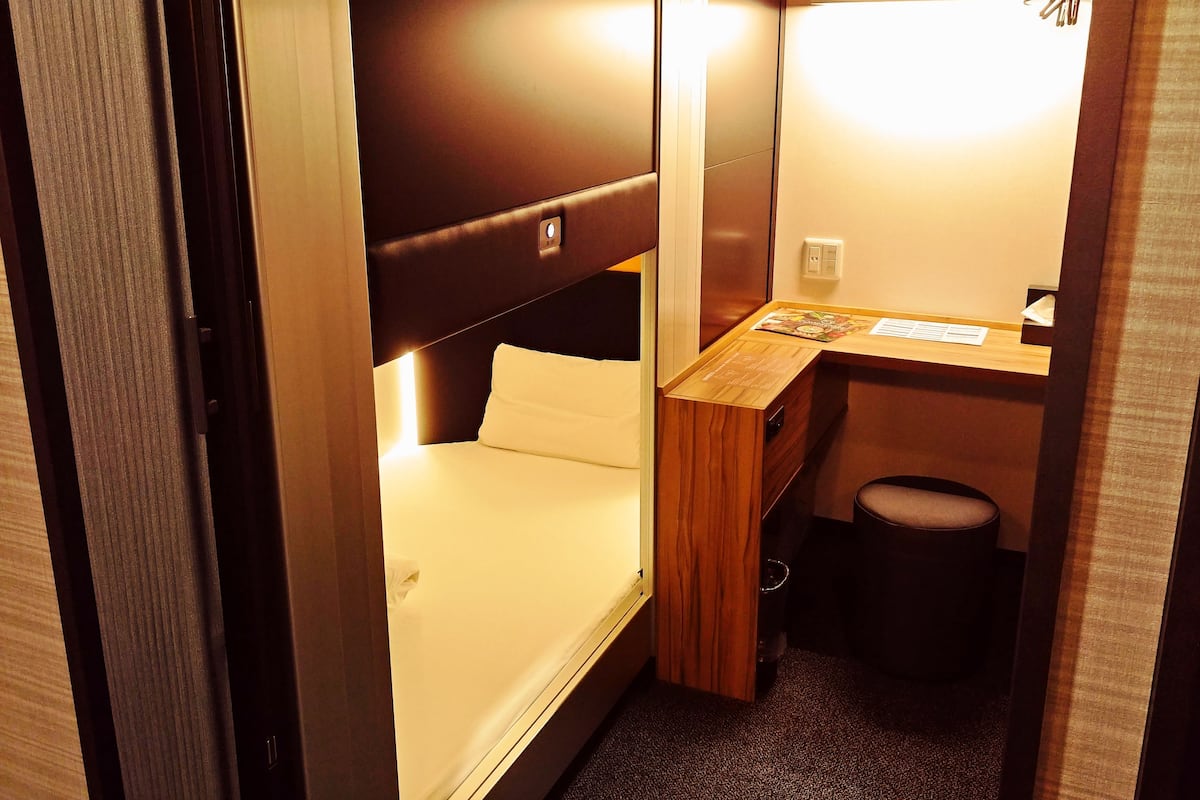 Coffres-forts dans les chambres, bureau, fer et planche à repasser