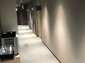 Hallway - global cabin Hamamatsu - Hostel (Hamamatsu)