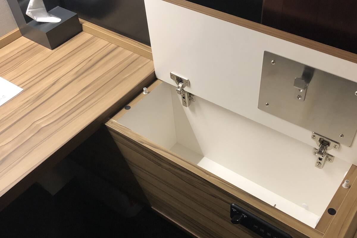 Coffres-forts dans les chambres, bureau, fer et planche à repasser