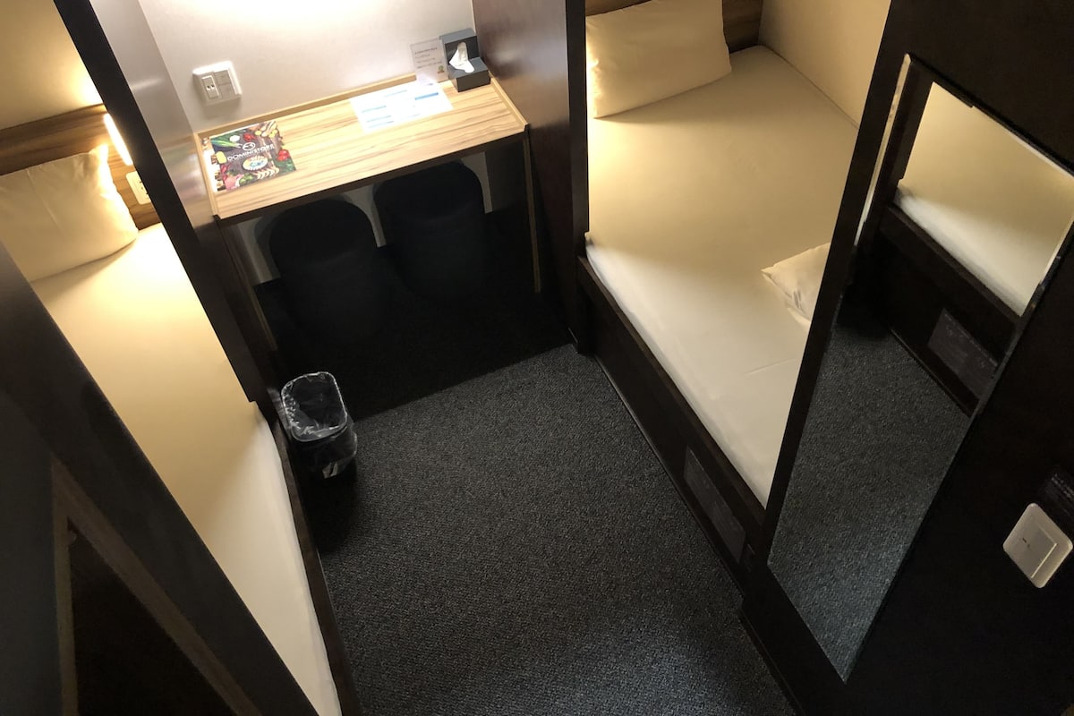 Coffres-forts dans les chambres, bureau, fer et planche à repasser