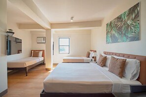 家庭客房, 2 張加大雙人床 | 迷你吧、房內夾萬、書桌、熨斗/熨衫板