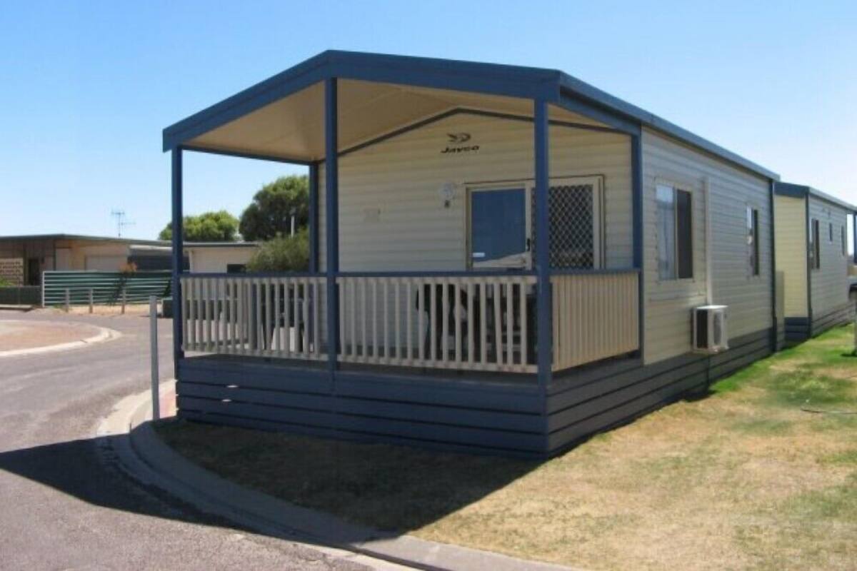 Deluxe Cabin, Shared Bathroom