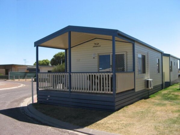Deluxe Cabin, Shared Bathroom | Iron/ironing board, free cots/infant beds, bed sheets - ARNO BAY CARAVAN PARK (Arno Bay)