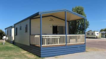 Deluxe Cabin, Shared Bathroom | Iron/ironing board, free cots/infant beds, bed sheets