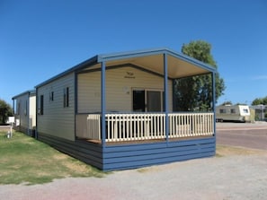 Deluxe Cabin, Shared Bathroom | Iron/ironing board, free cots/infant beds, bed sheets - ARNO BAY CARAVAN PARK (Arno Bay)