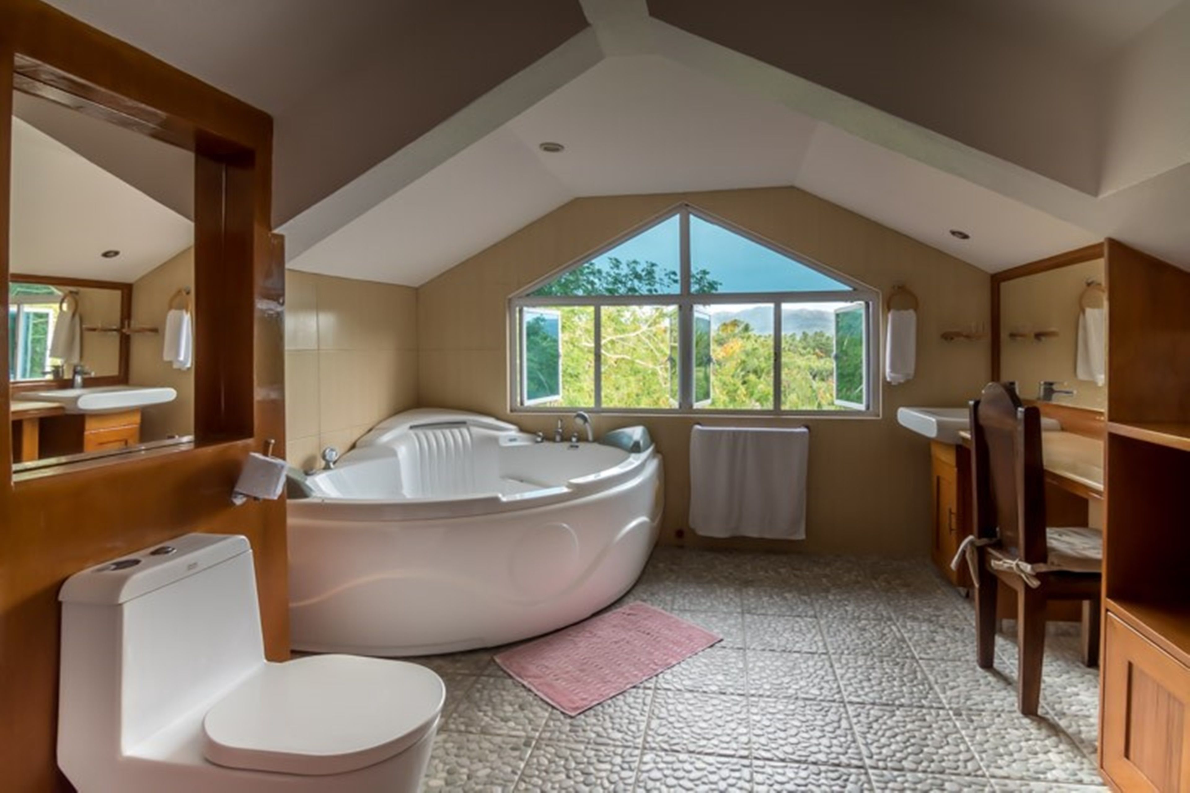 Attic Room | Bathroom | Shower, free toiletries, towels