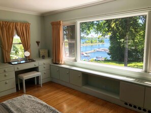 Suite superior, vista al río, junto al lago | Decoración personalizada, muebles diferentes y cortinas blackout 