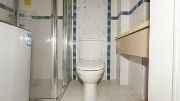 Suite | Badezimmer | Dusche, kostenlose Toilettenartikel, Haartrockner, Hausschuhe