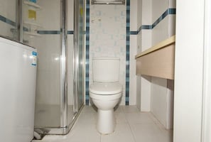 Suite | Badezimmer | Dusche, kostenlose Toilettenartikel, Haartrockner, Hausschuhe