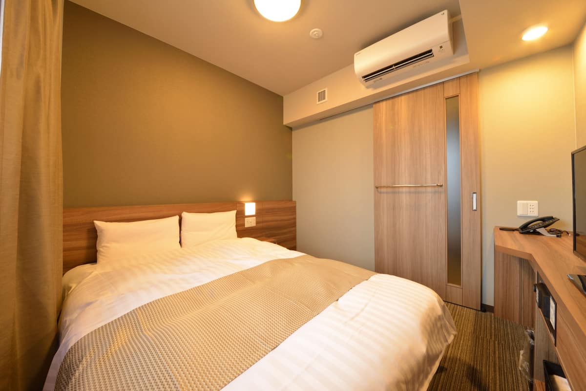 In-room safe, desk, free WiFi