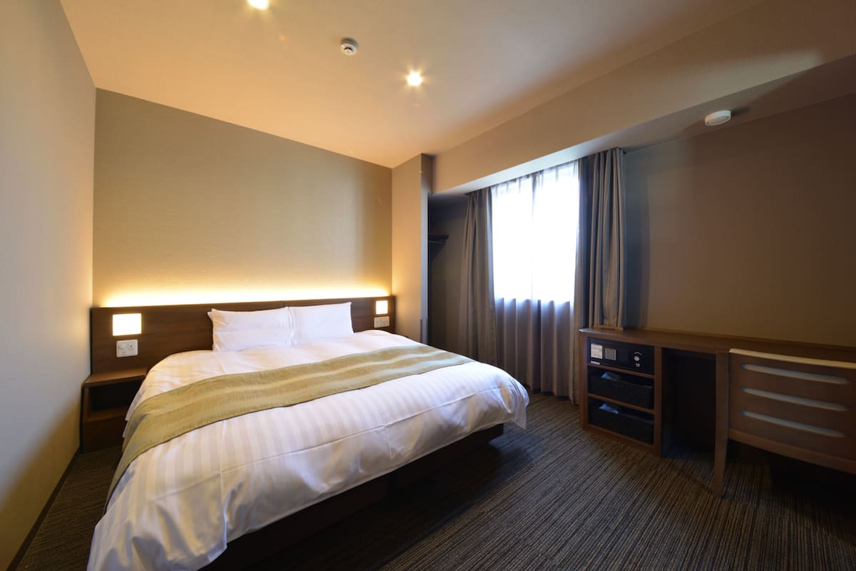 In-room safe, desk, free WiFi