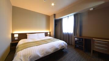 In-room safe, desk, free WiFi