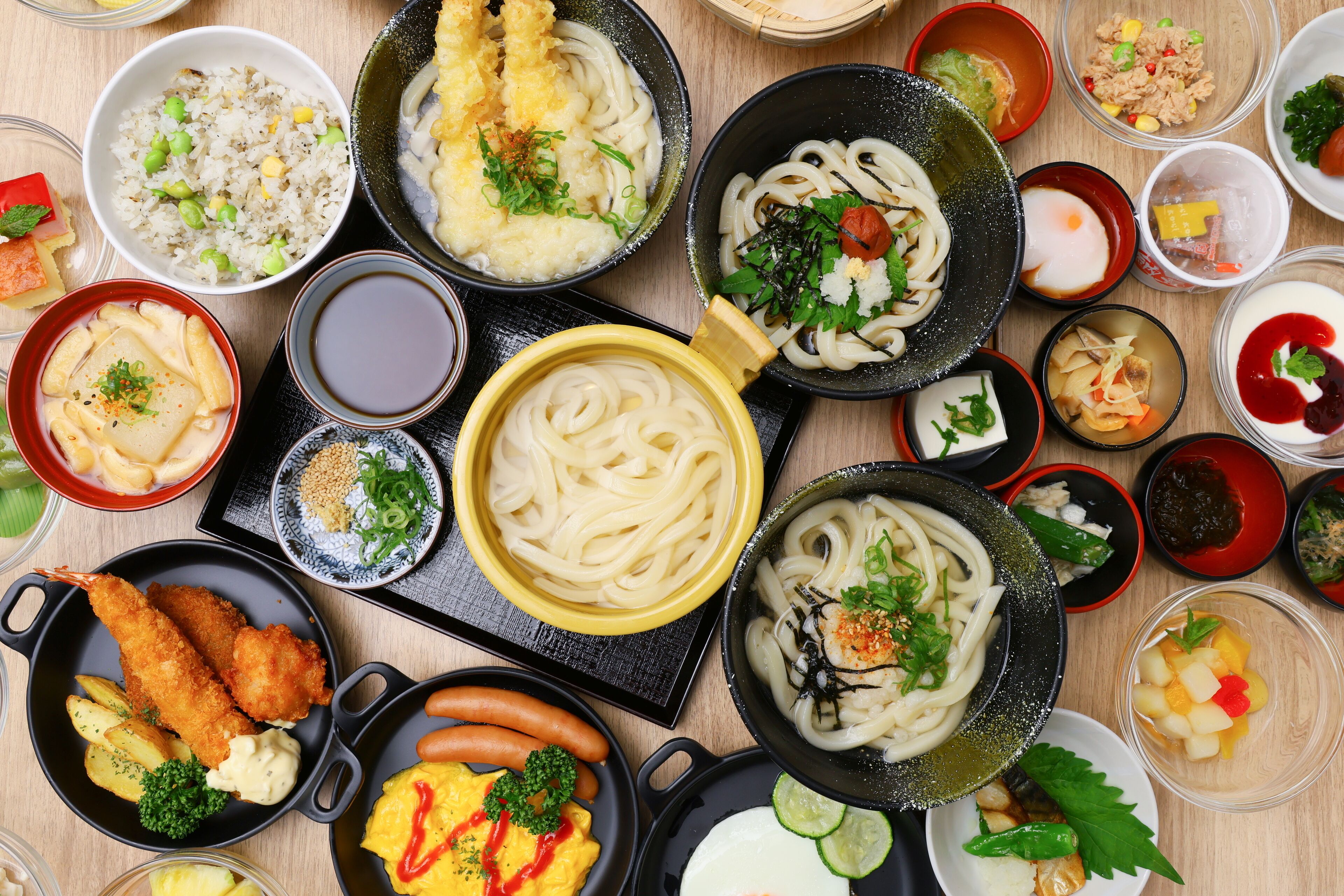 Variedade de pratos japoneses, incluindo sushi, tempura e ramen.