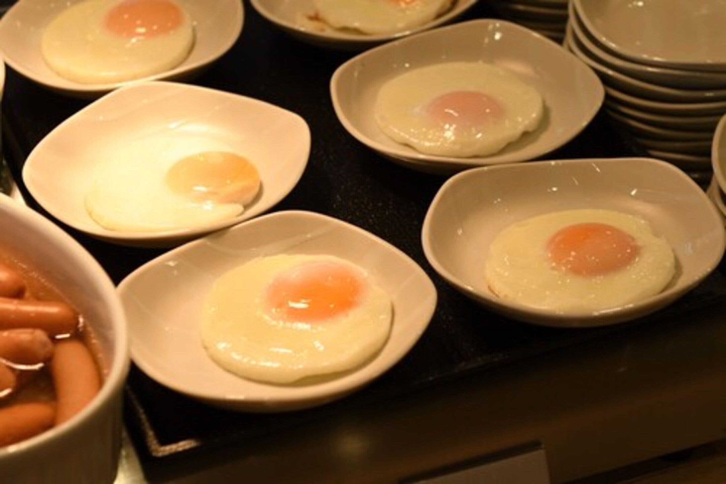 Una cuina amb diversos cuplets blancs que contenen ous de trufa.
