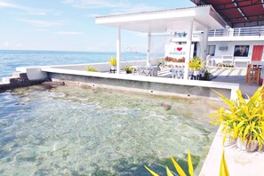 On the beach, snorkelling, motor boating, fishing - Hostel Oslob Anglers Hub Resort (Oslob)