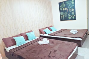 Desk, free WiFi, bed sheets - Hostel Oslob Anglers Hub Resort (Oslob)