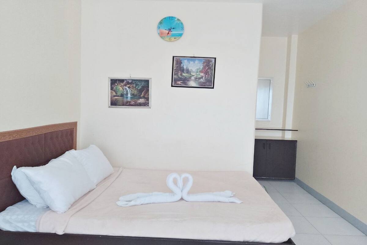 Family Room | Desk, free WiFi, bed sheets