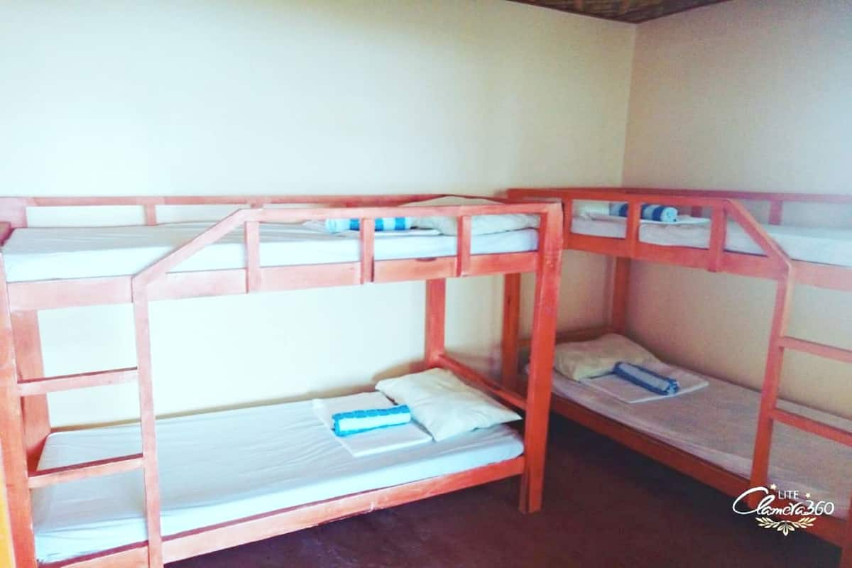 Habitación triple, dormitorio mixto | Escritorio, wifi gratis y ropa de cama