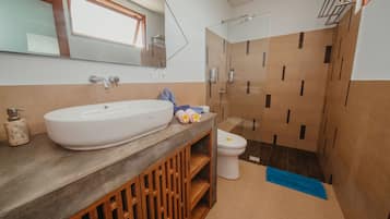 Superior Room, 1 King Bed | Bathroom | Shower, free toiletries, towels