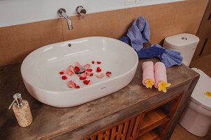 Ducha, artículos de tocador gratuitos, toallas