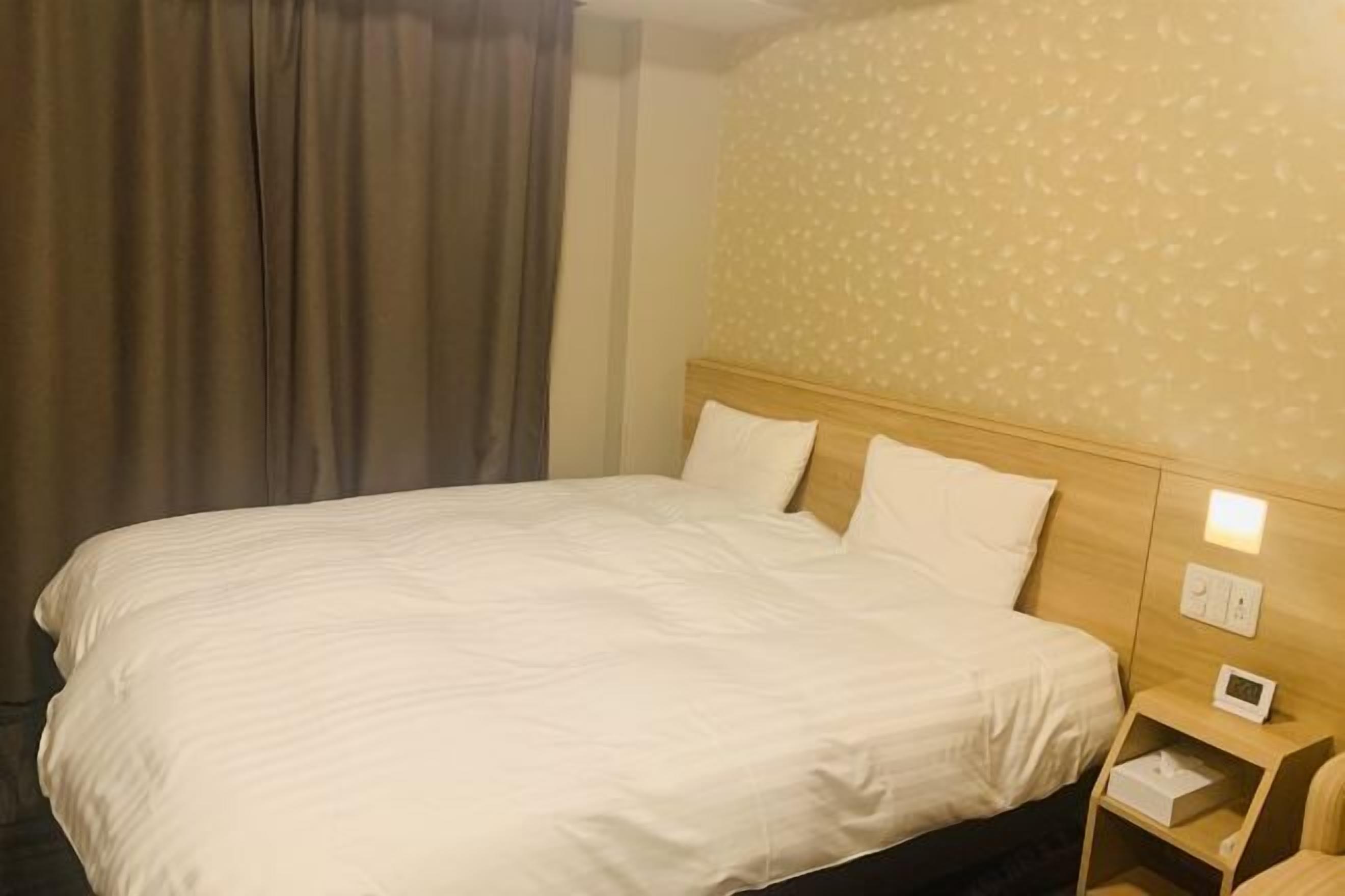 客房內保險箱、書桌、遮光布/窗簾、隔音