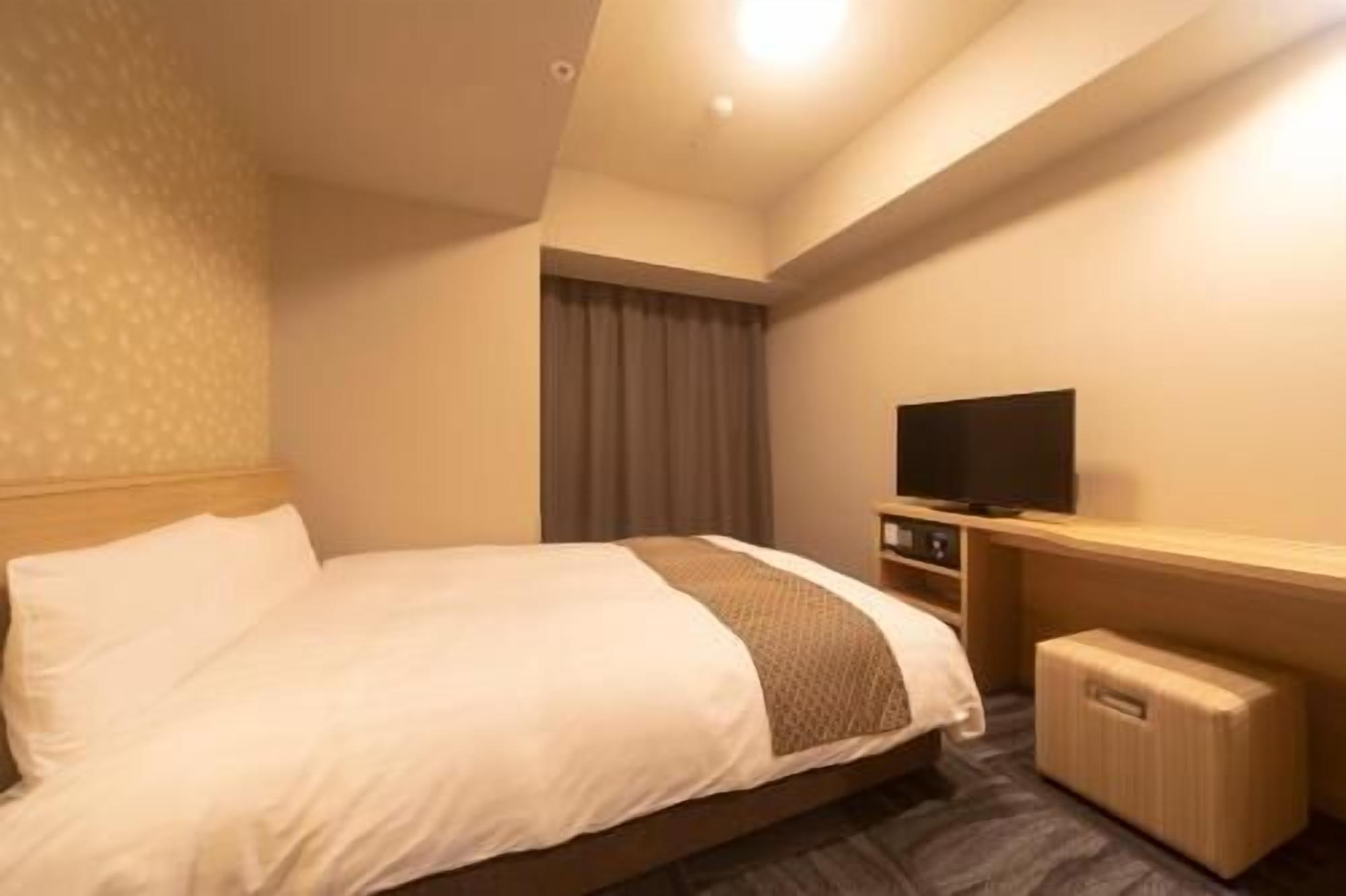 Coffre-fort, bureau, rideaux d’obscurcissement, système d’insonorisation