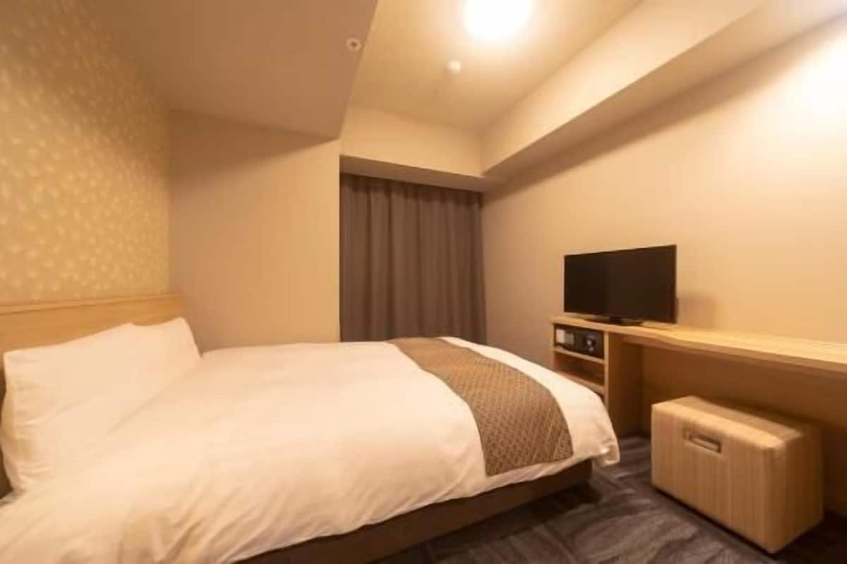 In-room safe, desk, blackout drapes, soundproofing