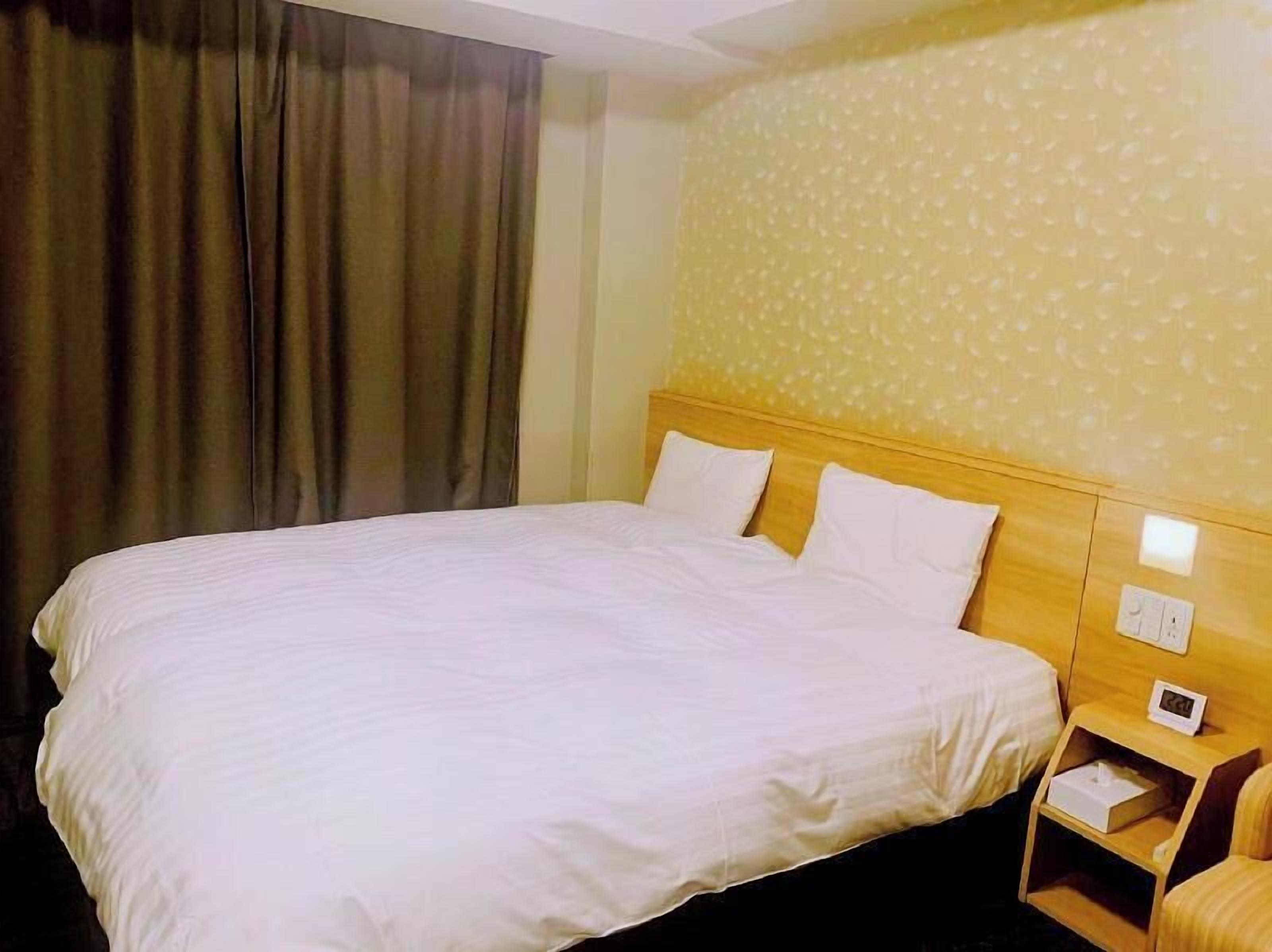 Coffre-fort, bureau, rideaux d’obscurcissement, système d’insonorisation