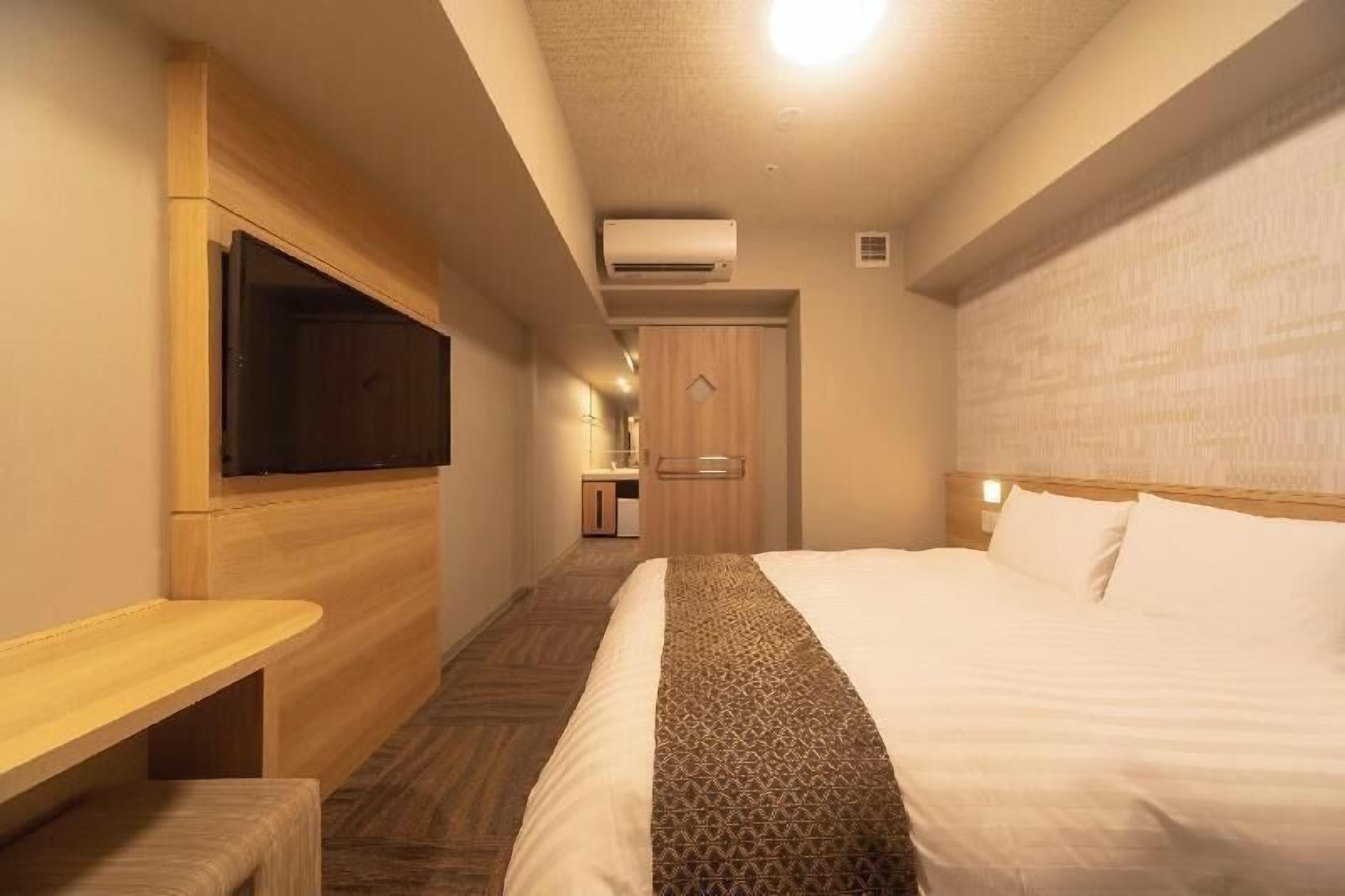 Coffre-fort, bureau, rideaux d’obscurcissement, système d’insonorisation