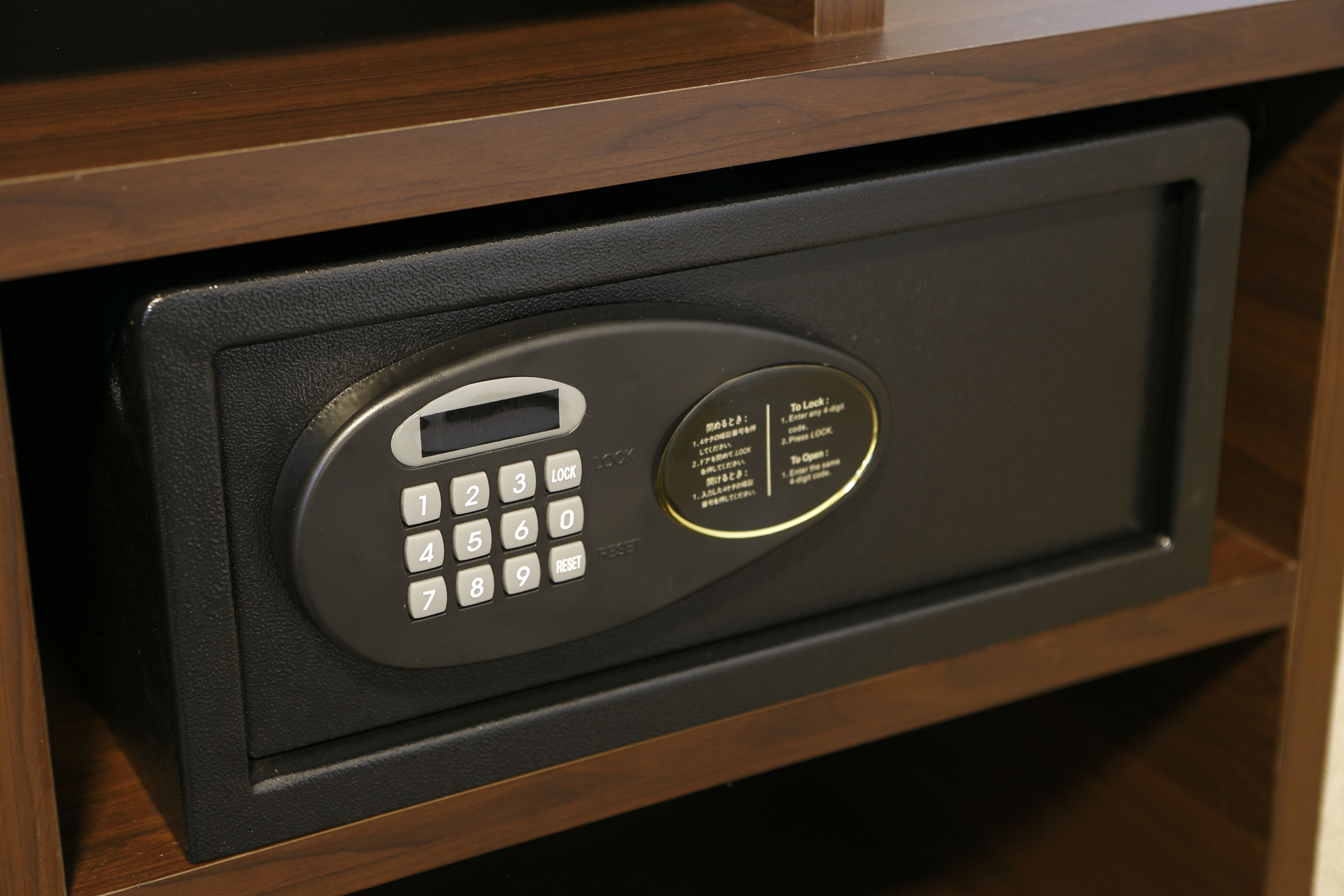 Een magnetron met een keypad en een rond bedieningspaneel met vergrendel- en ontgrendelfuncties.