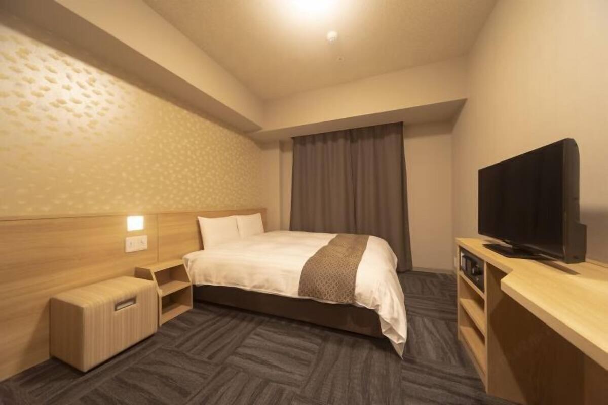 In-room safe, desk, blackout drapes, soundproofing