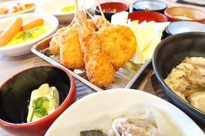 Daily buffet breakfast (JPY 2500 per person)